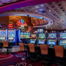 Casino game lobby on 4 bet showing slots and live dealer options